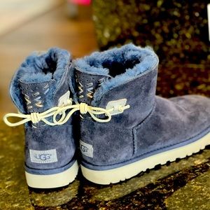 Short navy Uggs